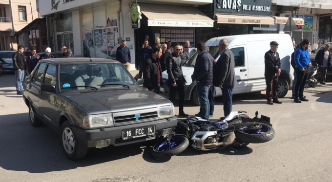 Bursa'da motosikletle resmi plakalı araç çarpıştı!
