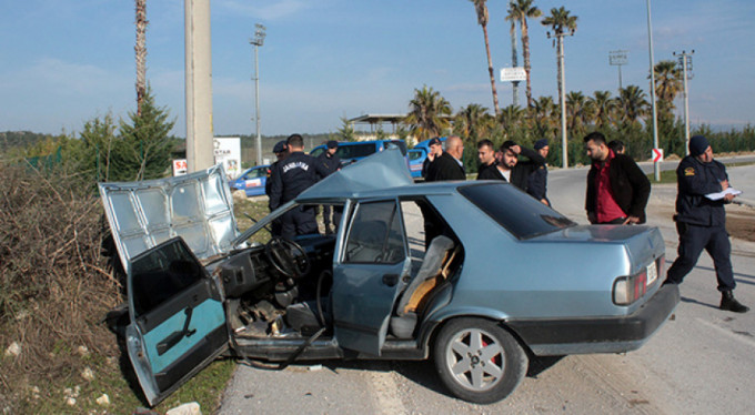 Otomobil aydınlatma direğine çarptı: 2 yaralı!