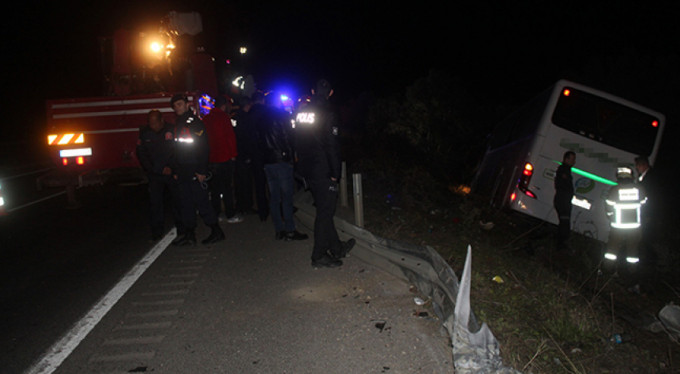 Yolcu otobüsü ile kamyon çarpıştı: 2 ölü, 7 yaralı