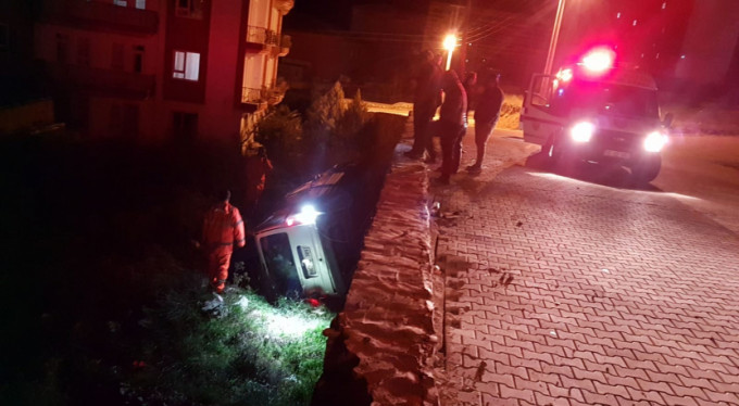 Kontrolden çıktı, çukura düştü!