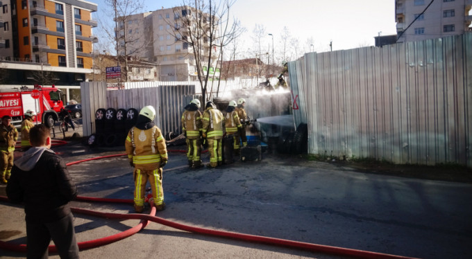 Lastikçi dükkanı alev alev yandı!