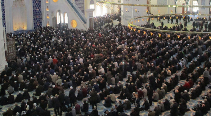 Çamlıca Camii'nde ilk cuma namazı