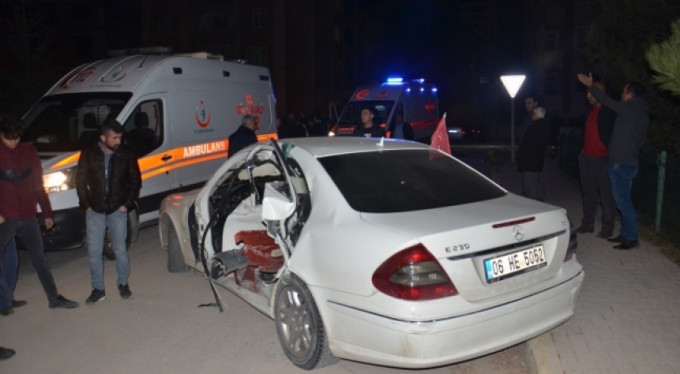 Kamyonet ile otomobil çarpıştı: 4 yaralı!