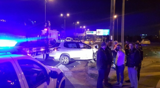 Aniden şerit değiştirince ticari taksiye çarptı