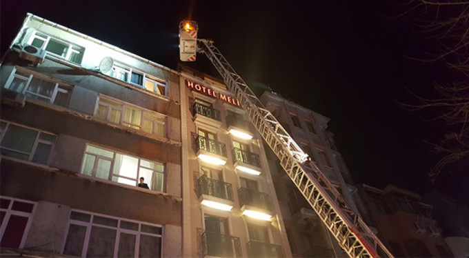 Otelde yangını paniği! 20 kişi...
