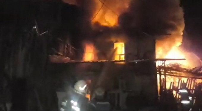 Ahır ve 2 katlı ahşap ev alev alev yandı!