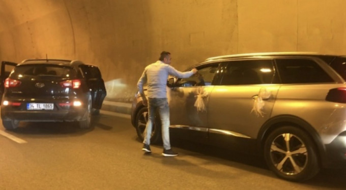 Zarf için tünel kapattı! Kuyruklar oluştu...