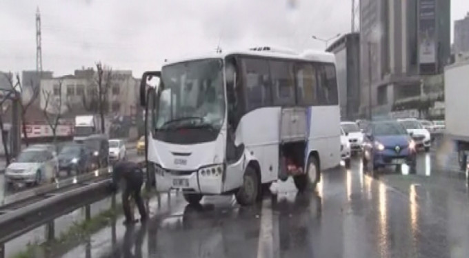 Midibüs halk otobüsüne çarptı: 2 yaralı
