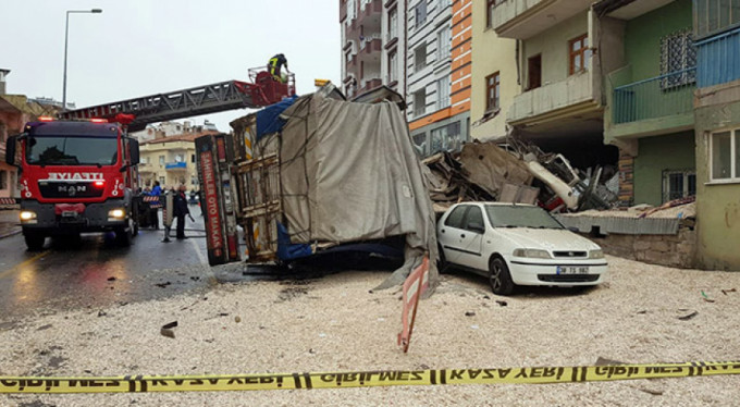 Kontrolden çıkan kamyon eve girdi!