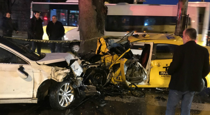 Kafa kafaya çarpıştılar: 1 ölü 2 yaralı