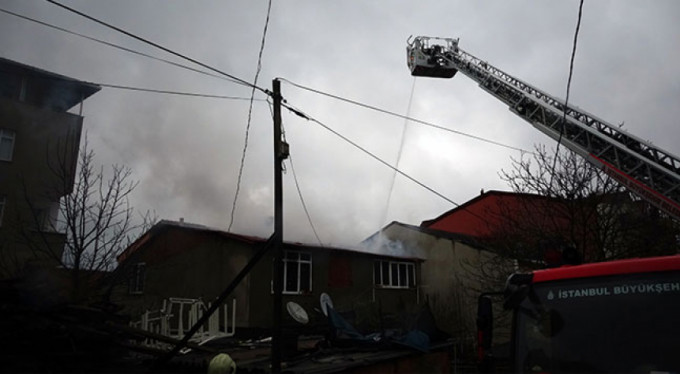 2 katlı binada yangın paniği!