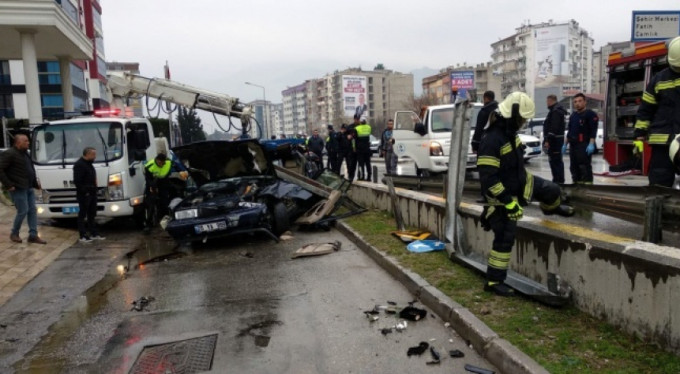 Feci olay! Demir bariyer karnına saplandı...