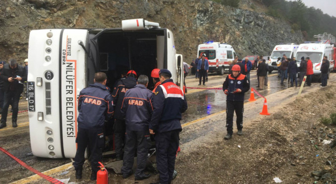 Bursa'da otobüs devrildi!