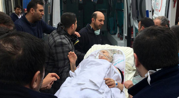 Hastanede yangın paniği! Camdan tahliye edildiler...