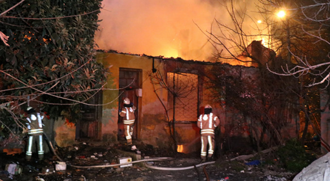 4 metruk bina alev alev yandı!