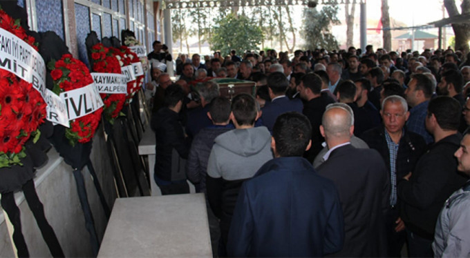 Oğlunun cenaze törenine kelepçeli katıldı