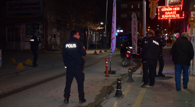 Kafe önünde silah sesleri!