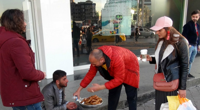 Hayrete düşüren dilencilik yöntemi!