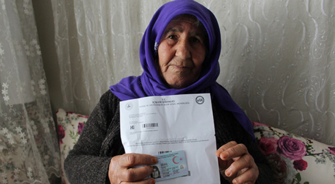 Yaşlı kadın 68 yıl sonra kimliğine kavuştu