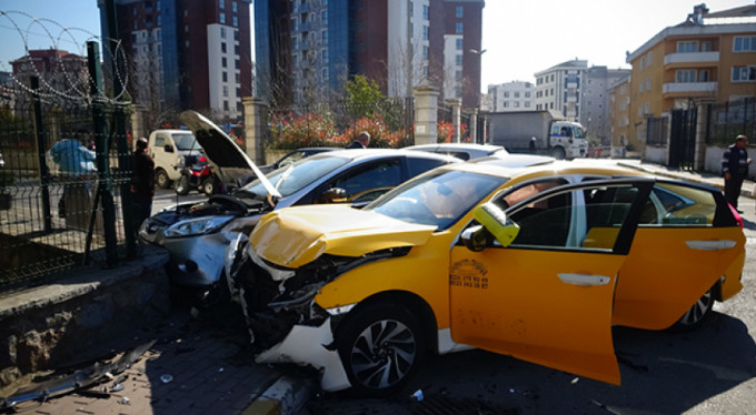 İki araç bahçe duvarına girdi!