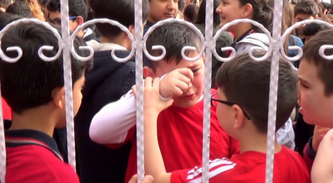 Büyük korku yaşadılar! Derste konu depremdi ve...