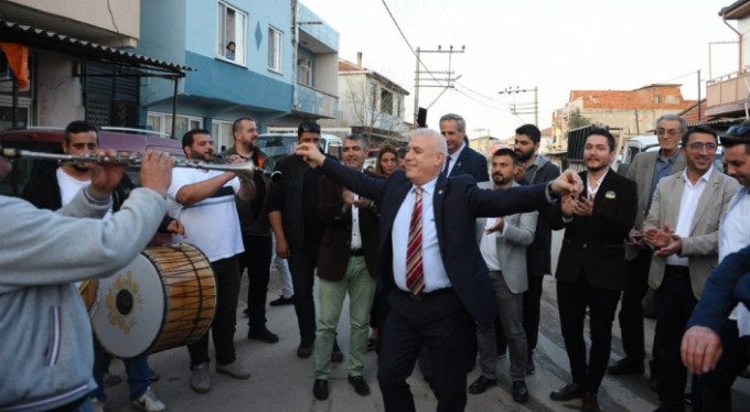 Kendini müziğe kaptırdı, Roman havası oynadı