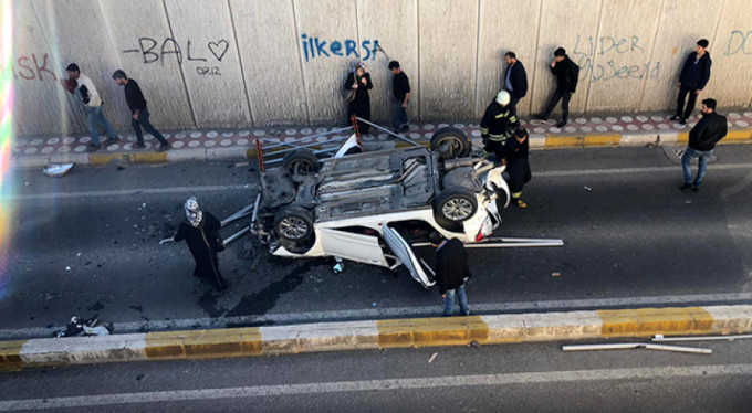 Otoyolda sıkıştırılan otomobil köprüden uçtu: 5 yaralı