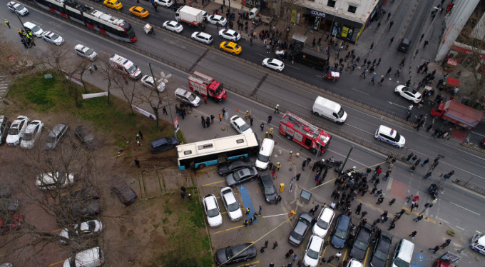 Halk otobüsü durağa daldı! 4 yaralı...