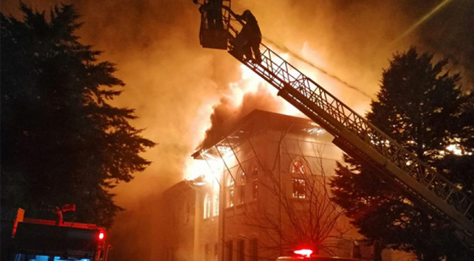 91 yıllık okul alevlere teslim!