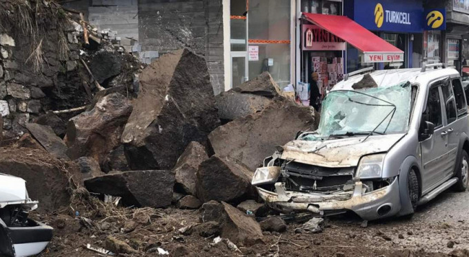 Devasa kayalar ölüm saçıyordu