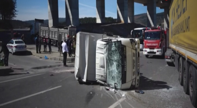 Tır ile kamyonet çarpıştı: 3 yaralı