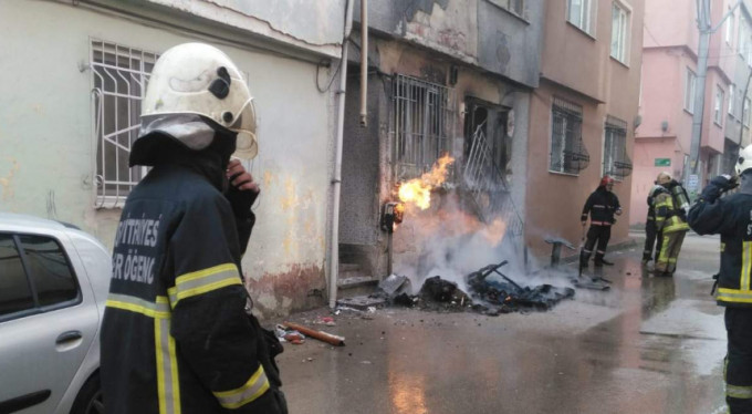 Doğalgaz alev aldı...Vatandaşlar sokağa fırladı