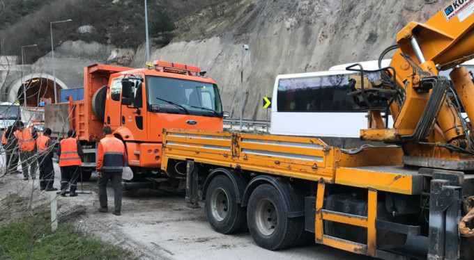 Kontrolden çıktı, bariyerlere çarpıp yan yattı