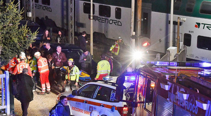 İki tren feci çarpıştı: 50 yaralı