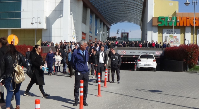 Yangın çıktı, yüzlerce insan sokağa döküldü!