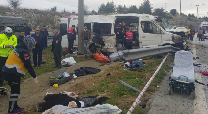 İşçileri taşıyan minibüs devrildi!