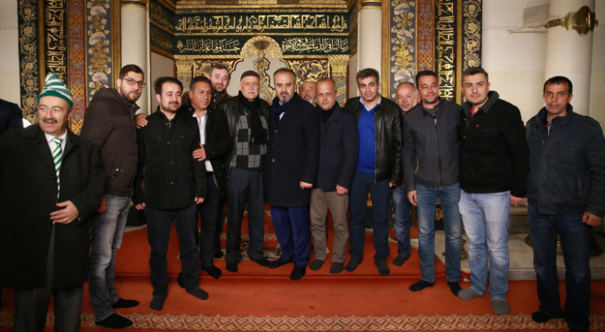 Seçimi kazandı, Ulucami'de şükür namazı kıldı