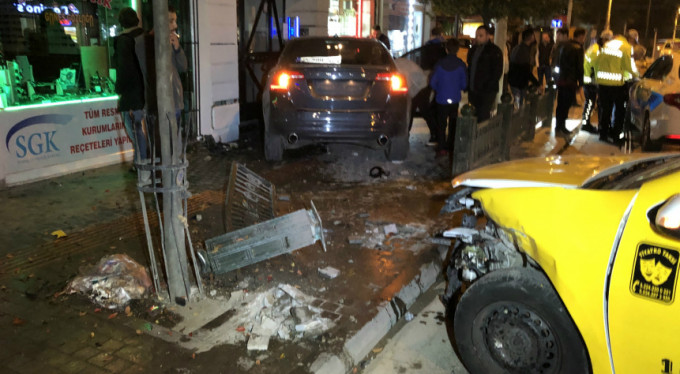 Bursa'da araç dükkanlara girdi!