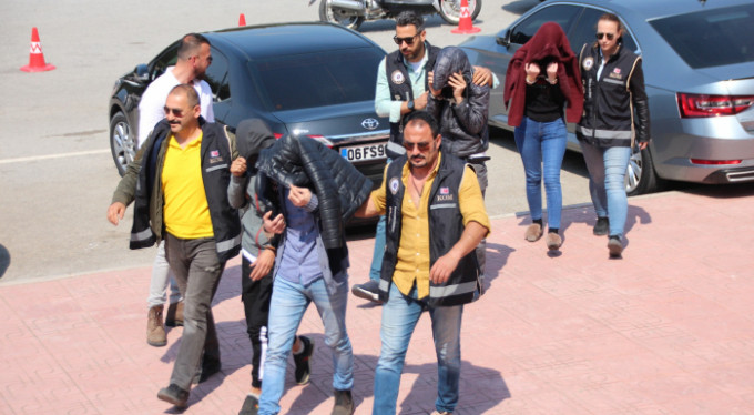 Fuhuş operasyonu! 1'i kadın 4 kişi...