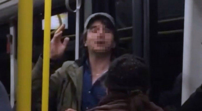 Otobüste yaşlı kadına böyle hakaret etti!