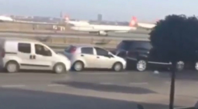 Zincirleme kazayı böyle görüntüledi!