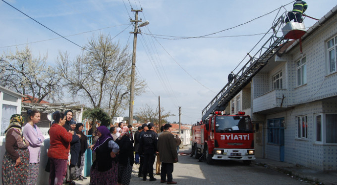 Yangın mahalleyi sokağa döktü