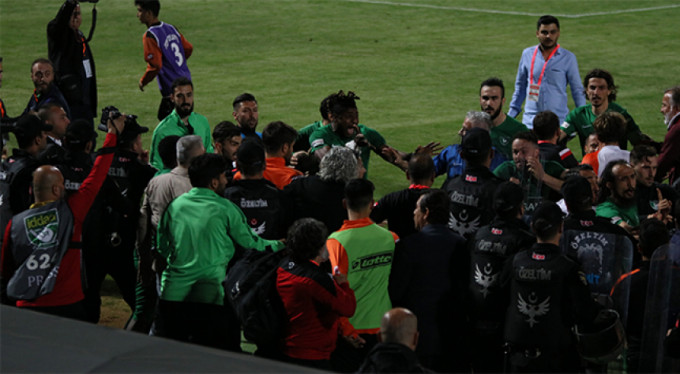 Kardeşçe başlayan maç yumruklarla bitti!