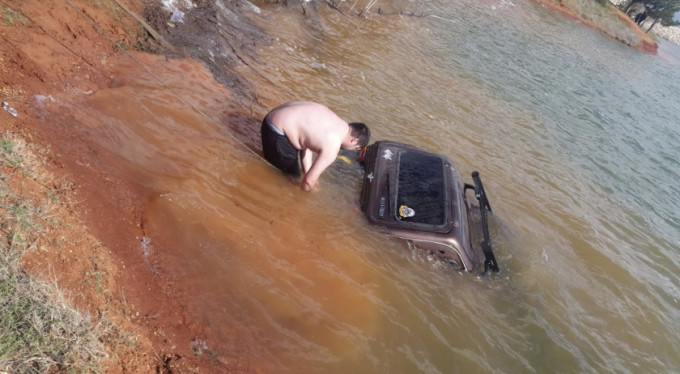 Fotoğraf çektirmek isterken suya gömüldü!