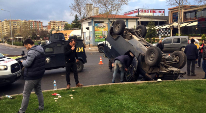 İki zırhlı araç çarpıştı! 1 polis...
