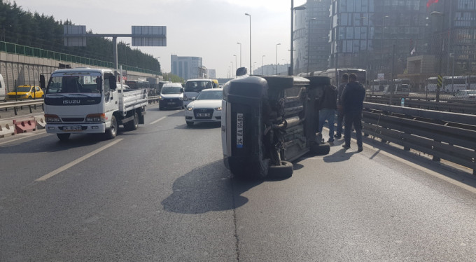 Bariyerlere çarpan araç takla attı!