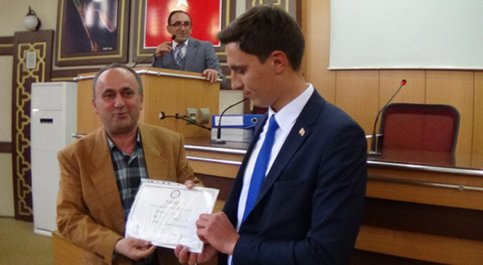 20 yaşında muhtar oldu!