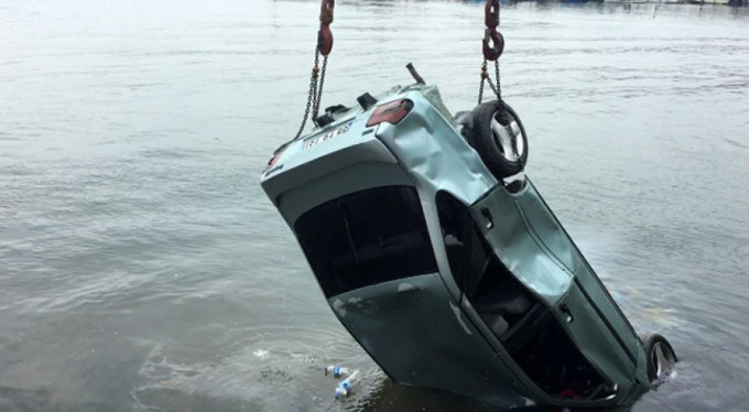 Alkollü sürücü denize uçtu!