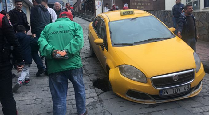 Yol çöktü, teker çukura düştü!