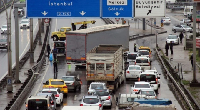 Kaza yaptı, trafiği felç etti!